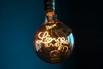 2324010-Lampada-Led-Filamento-LED-G125-4W-Bivolt--LOVE-PENDENTE-Gmh-AMOEDO